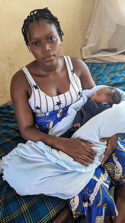 Foto: Julienne mit ihrem Baby Alfred, 17.09.2025 Foto: Julienne mit ihrem Baby Alfred, 17.09.2025